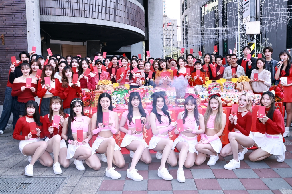 1.伊林娛樂名模藝人開心領開工紅包。（圖／伊林娛樂提供）