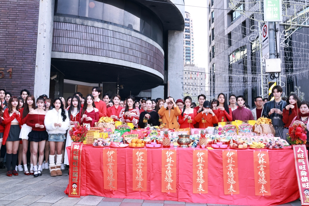 3.伊林娛樂舉行開工團拜，名模藝人與全體員工祈求業績長紅。（圖／伊林娛樂提供）