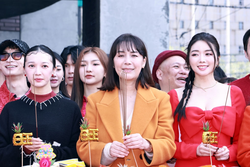 6.伊林娛樂副董事長陳婉若率名模藝人開工團拜，祈求業績長紅。（圖／伊林娛樂提供）