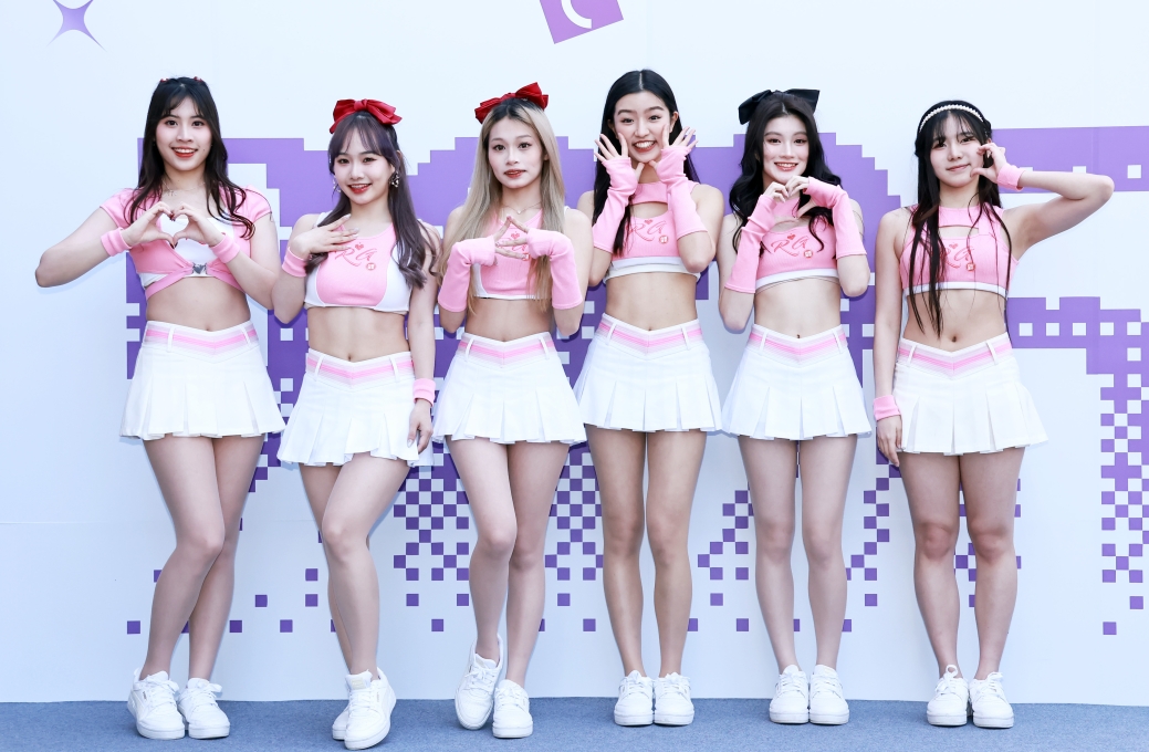16.紅運少女Ella（左起）、樂樂、哈密瓜、艾曼達、小芊、倩倩揭開序幕。（圖／伊林娛樂提供）