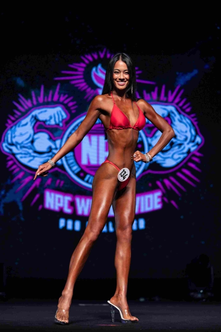 1. 名模王麗雅參加健美比賽，如同古銅色運動芭比娃娃現身。(IFBB Pro Taiwan提供) (2)