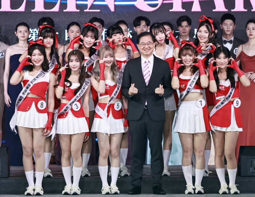 21. 台灣運彩總經理林博泰與選出來的10名紅運少女合照。（伊林娛樂提供）