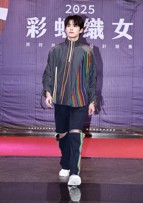 2 圖3王品澔走秀服裝雙腿拉鍊開洞，感到沒安全感。（南投縣政府提供）