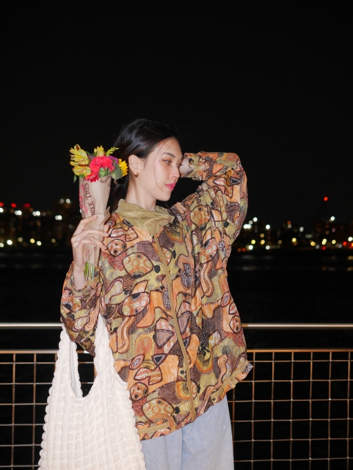 圖6在紐約逛二手店的王思偉透露經常發掘喜歡的衣服穿搭。（伊林娛樂提供）