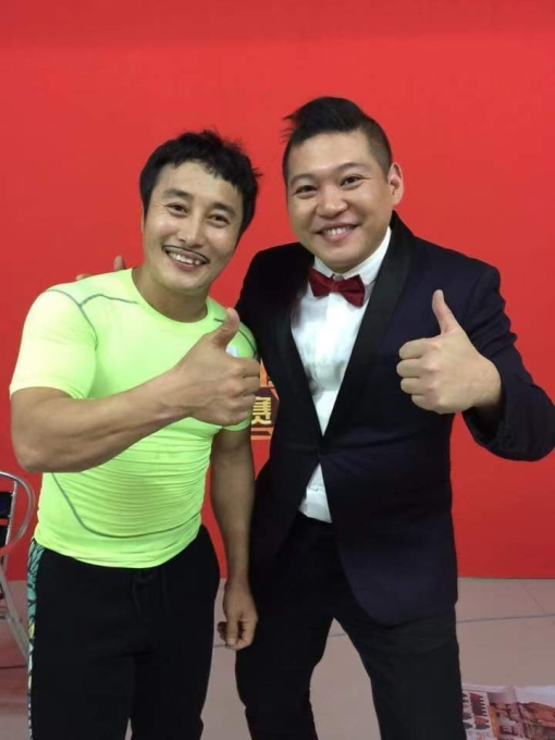 圖1 大愷（右）與金炳萬在上海曾搭檔主持節目《生活大爆笑》。（伊林娛樂提供）