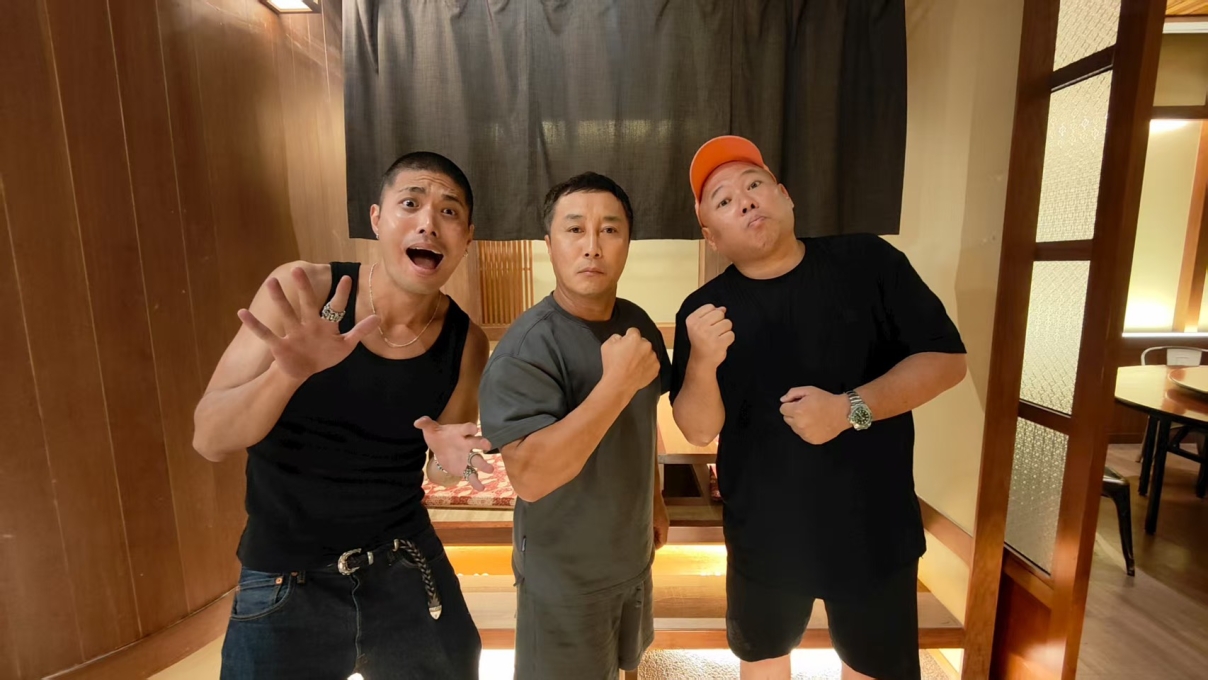 圖2  金炳萬（中）來台拍攝電影，當年的《生活大爆笑》班底大愷（右）與托尼（左）探班敘舊。（伊林娛樂提供）