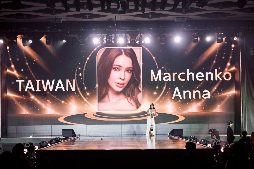 4.安妮上台領獎英文致詞感謝台灣。（伊林娛樂提供）