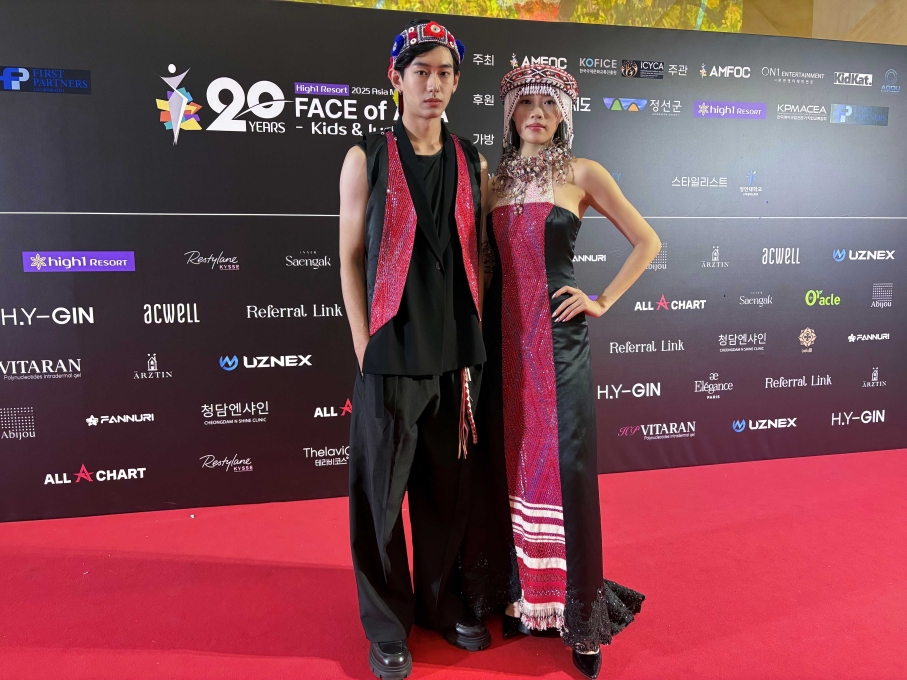 6.伊林璀璨之星女模特兒冠軍曹文綺（右）赴韓獲「品牌獎」，左為男模饒語書。（伊林娛樂提供）