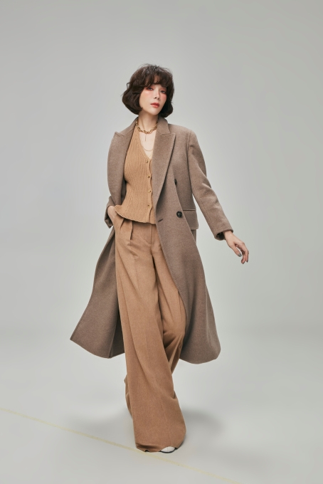 1.蔡淑臻身穿Max Mara經典駝色大衣時尚優雅。（伊林娛樂提供）